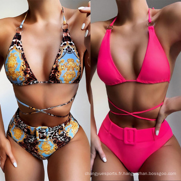 Filles de maillots de bain plus taille portant des bikinis de label privé